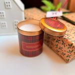 شمعة باللون الاحمر