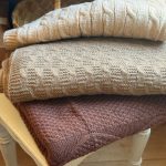 ⁦شال كتف صوف⁩ - الصورة ⁦2⁩