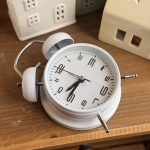 ⁦ساعة منبه - ابيض⁩ - الصورة ⁦3⁩