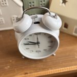 ⁦ساعة منبه - ابيض⁩ - الصورة ⁦2⁩