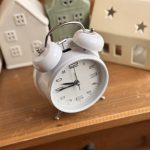 ساعة منبه - ابيض