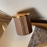 شمع بورسلان بالخط العربي (بني- حجم صغير)